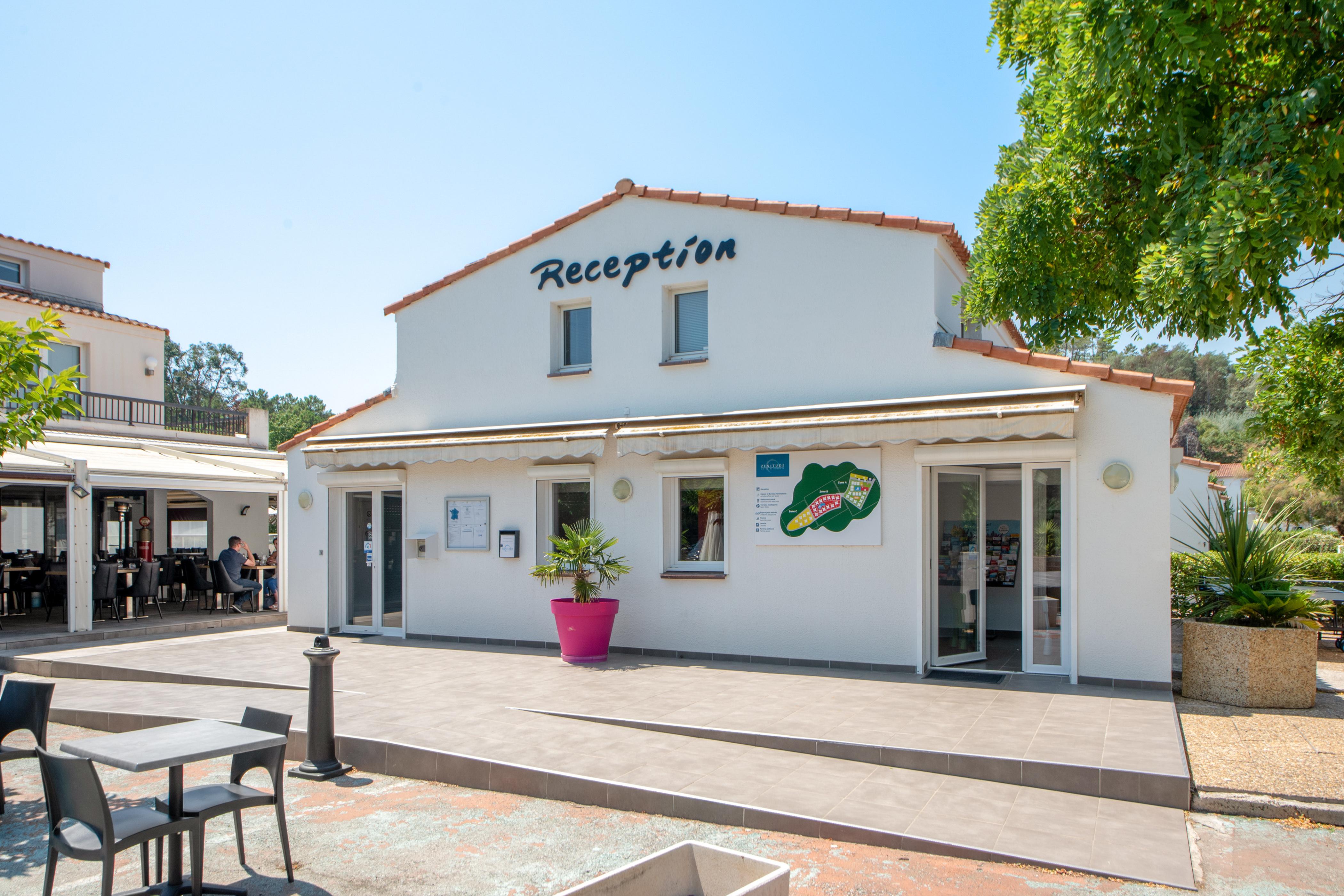Comfort Aparthotel Mandelieu La Napoule Village Екстериор снимка